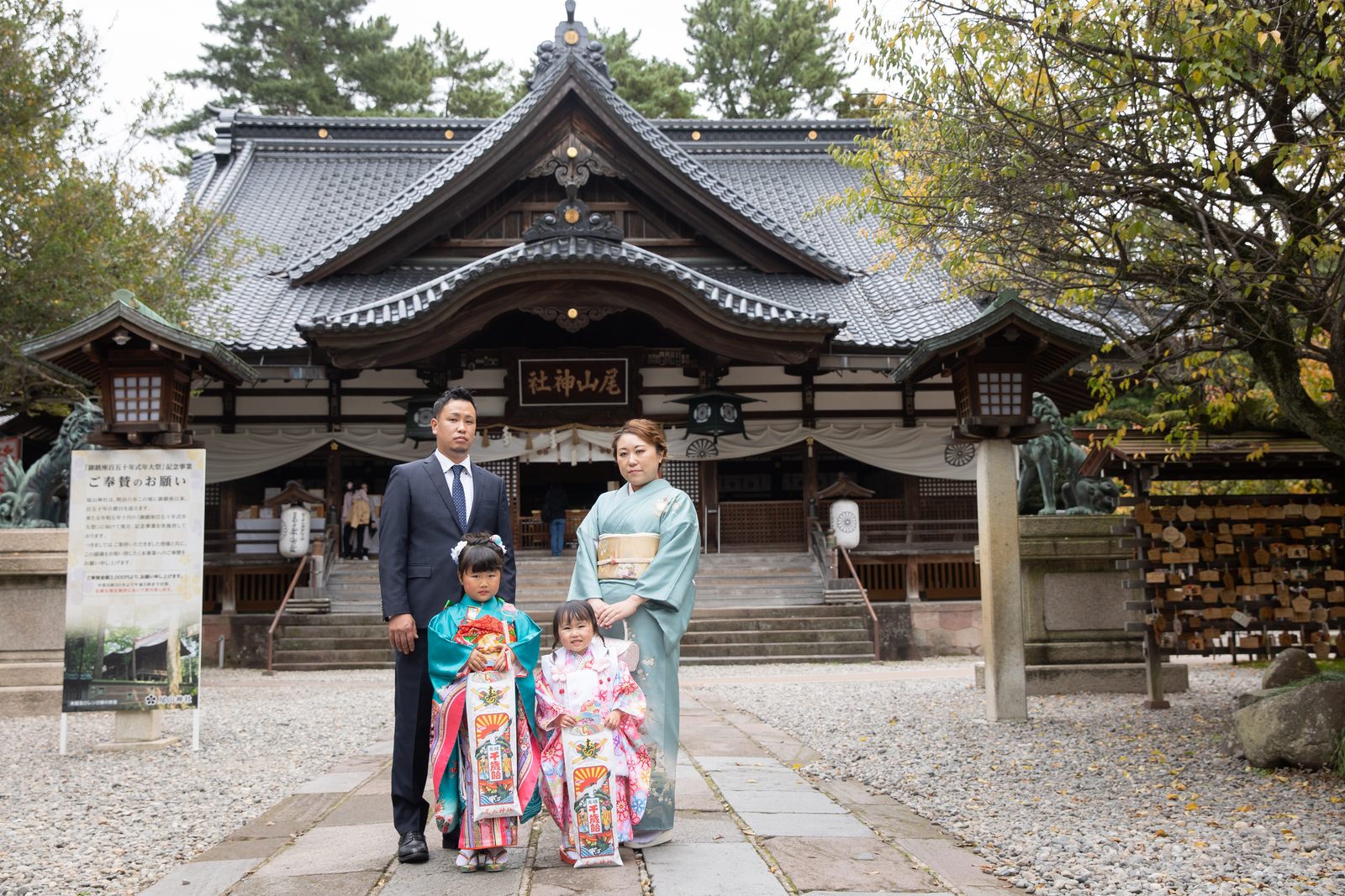 七五三 神社での家族写真